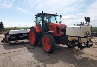 ARA se instaluje na traktor - vpředu nádrž - vzadu ramena